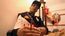 Mayat Fernando de Jesus memegang rokok di rumah duka,San Juan, Puerto Rico (11/3). Fernando tewas setelah ditembak oleh orang tak dikenal dan mayatnya diawekan oleh keluarganya. (REUTERS / Alvin Baez)