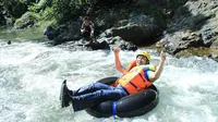 Bupati Bone Bolango saat mencoba adrenalin di wisata arung jeram Longalo River Tubing (Arfandi Ibrahim/Liputan6.com)