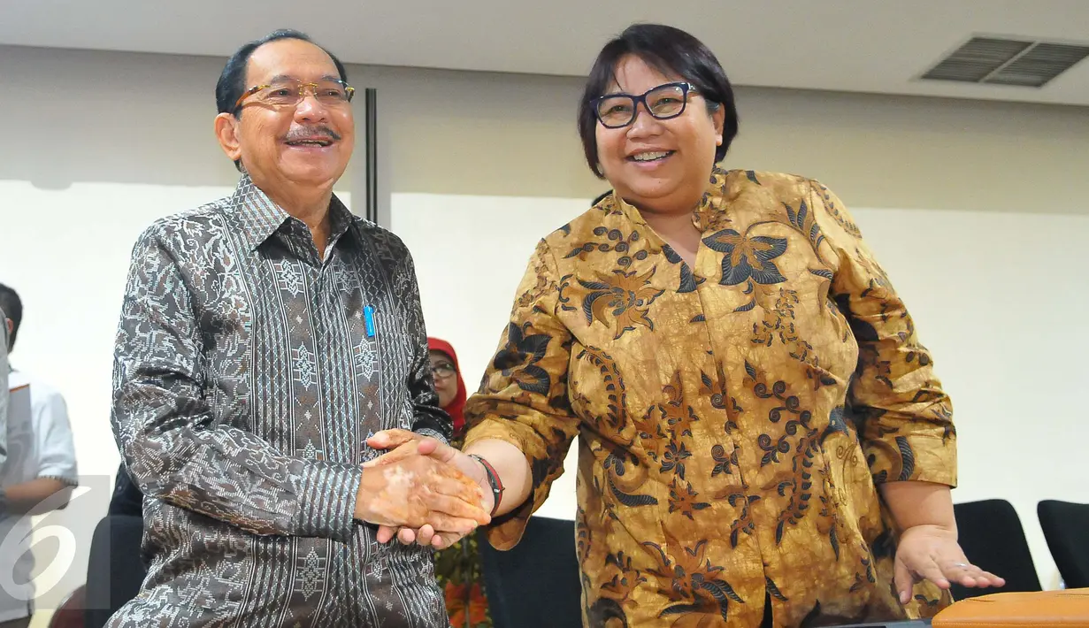 Komisaris Utama Pertamina, Tanri Abeng bersama Plt Direktur Utama Pertamina Yenni Andayani usai memberikan keterangan pers di Kementerian BUMN, Jumat (3/2). Yenni Andayani menggantikan Dwi Soetjipto yang dicopot dari jabatannya (Liputan6.com/Angga Yuniar)