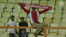 Suporter membentangkan syal bertuliskan Indonesia usai menyaksikan laga Timnas Indonesia U-16 melawan Singapura U-16 di Stadion Wibawa Mukti, Kab Bekasi, Kamis (8/6). Indonesia U-16 menang telak 4-0. (Liputan6.com/Helmi Fithriansyah)