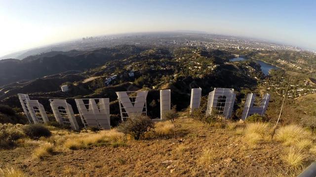 Sisi belakang dari logo Hollywood.