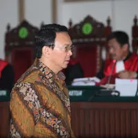 Terdakwa Basuki Tjahaja Purnama atau Ahok menjalani sidang lanjutan kasus dugaan penodaan agama di Auditorium Kementan, Jakarta, Selasa (21/2). JPU menghadirkan empat saksi ahli dalam sidang ke sebelas hari ini. (Liputan6.com/Yuniadhi Agung/Pool)