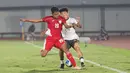 Pemain Timnas Indonesia U-17, Sean Rahman berduel dengan pemain China U-17, Kuang Zholei dalam pertandingan uji coba internasional di Indomilk Arena, Tangerang, pada Rabu (11/2/2026) malam WIB. (Bola.com/Abdul Aziz)