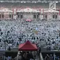 Massa kampanye akbar Pasangan capres-cawapres nomor urut 02 Prabowo Subianto - Sandiaga Uno memadati Stadion Utama Gelora Bung Karno (SUGBK), Senayan, Jakarta, Minggu (7/4/2019). Sebagian besar simpatisan kompak menggunakan pakaian putih-putih. (merdeka.com/Arie Basuki)