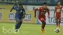 Gelandang Persib Bandung, Michael Essien dan Gelandang Arema FC, Hanif Sjahbani berusaha mengejar bola. Dalam pertandingan tersebut, Essien turun sebagai starter hingga digantikan Dedi Kusnandar di pertengahan babak kedua. (Bola.com/M Iqbal Ichsan).