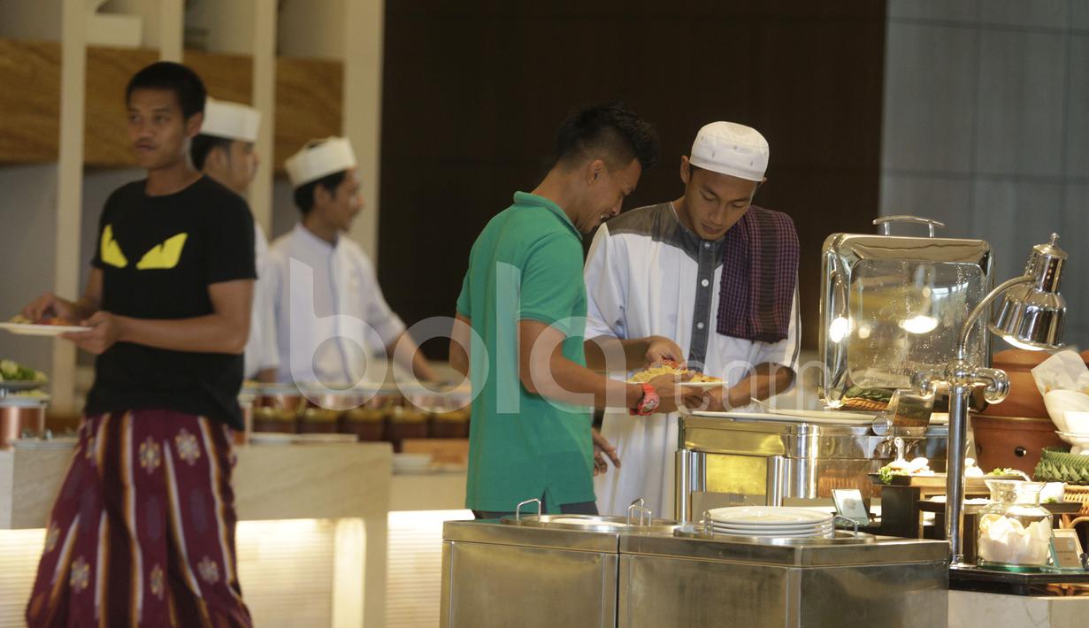 Pemain Timnas Indonesia terlihat rileks saat makan siang sehari jelang laga hidup mati lawan Thailand pada final leg kedua Piala AFF 2016 di Hotel Grand Fourwings, Bangkok, Jumat (16/12/2016). (Bola.com/Vitalis Yogi Trisna)