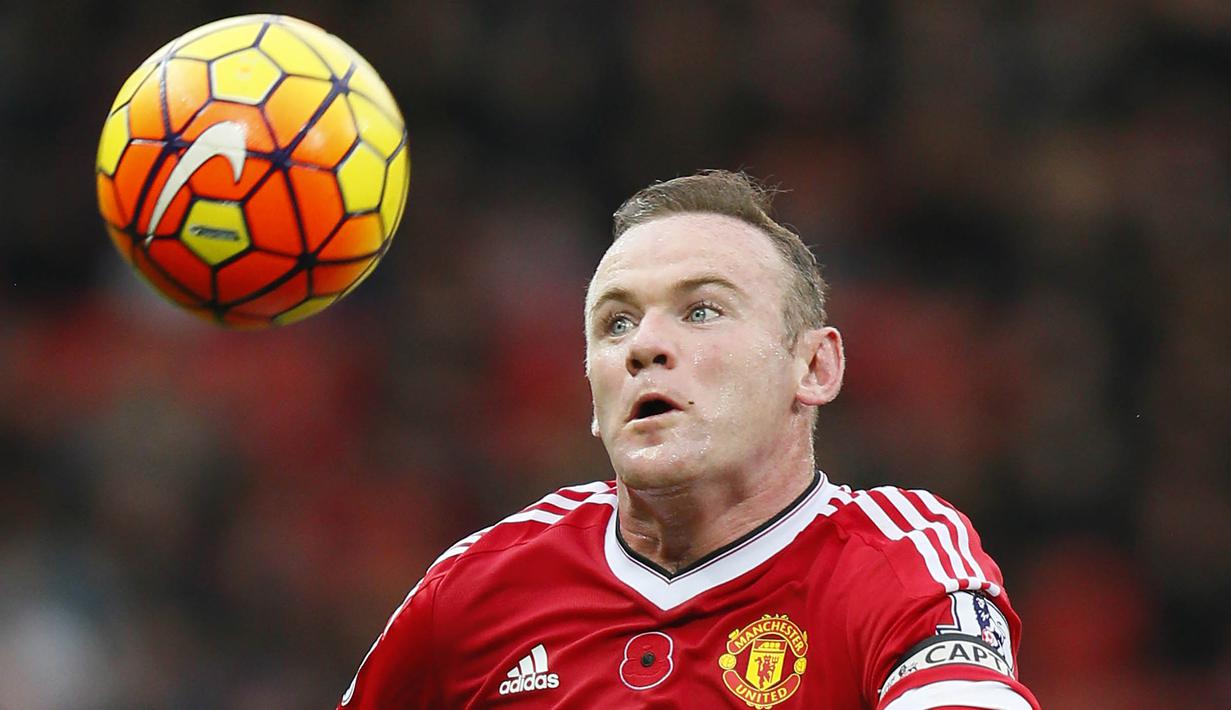 Striker MU, Wayne Rooney berusaha mengontrol bola pada laga Liga Premier Inggris melawan WBA di Stadion Old Trafford, Inggris, Sabtu (7/11/2015). (Action Images via Reuters/Jason Cairnduff)