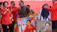 Ketum PDIP Megawati Soekarnoputri mendapat hadiah sejumlah lukisan saat merayakan ulang tahunnya ke-78 bersama anggota DPR dan DPRD dari PDI Perjuangan. (Foto: PDIP)