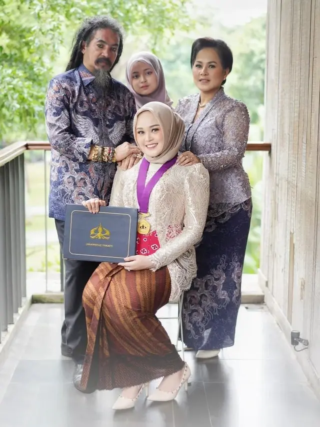 6 Potret Limbad Dampingi Anak Wisuda Jadi Sarjana Kedokteran, Bakal Lanjut S2