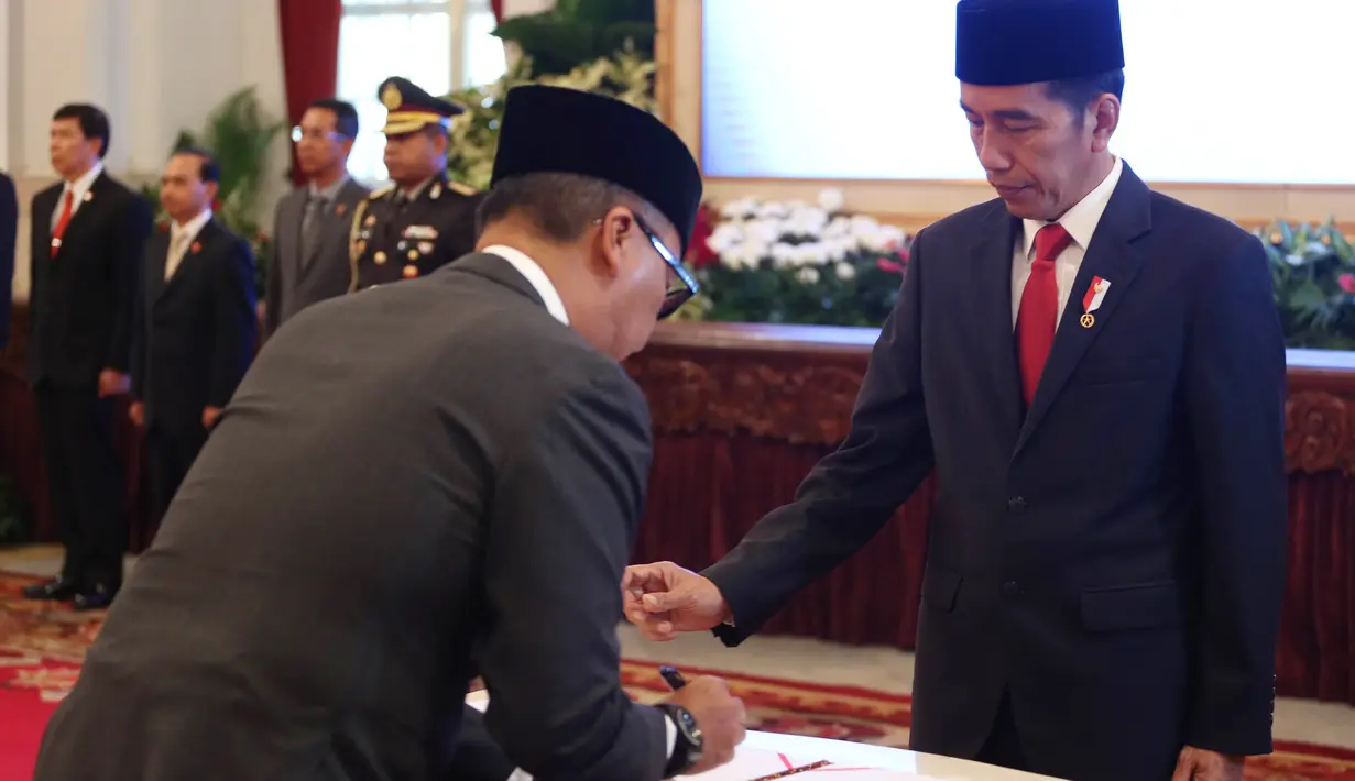 Agus Gumiwang Kartasasmita menandatangani surat pelantikan Menteri Sosial dihadapan Presiden Joko Widodo di Istana Negara, Jakarta, Jumat (24/8). Agus Gumiwang dilantik berdasarkan Keppres nomor 148p tahun 2018. (Liputan6/Pool/Gar)