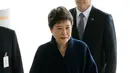 Mantan Presiden Korsel, Park Geun-hye setibanya di kantor kejaksaan, Seoul, Selasa (21/3). Park Geun-hye akan menjalani pemeriksaan dalam statusnya sebagai tersangka atas kasus skandal korupsi yang menimpanya. (Kim Hong-ji/Pool Photo via AP)