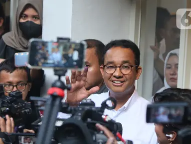 Calon presiden nomor urut 1 Anies Baswedan (tengah) menyampaikan keterangan kepada wartawan di posko pemenangan di Jalan Diponegoro, Menteng, Jakarta, Rabu (14/2/2024). (Liputan6.com/Angga Yuniar)