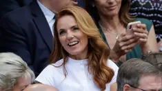 Bintang pop dan Spice Girl, Geri Horner duduk sambil tersenyum sebelum menyaksikan hari kelima Kejuaraan Tenis Wimbledon 2019 di Royal Box di Centre Court di London (5/7/2019). (AP Photo/Ben Curtis)
