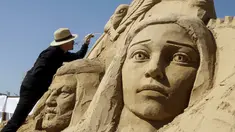 Seniman asal Ukraina Andrey Vazhinsky membuat  patung dari pasir selama mengikuti festival Sand Sculpture bertema " Sand Fantasy " di Kazakhstan , 15 April 2016. Festival ini diikuti beberapa seniman hebat dari berbagai dunia. (REUTERS / Shamil Zhumatov)