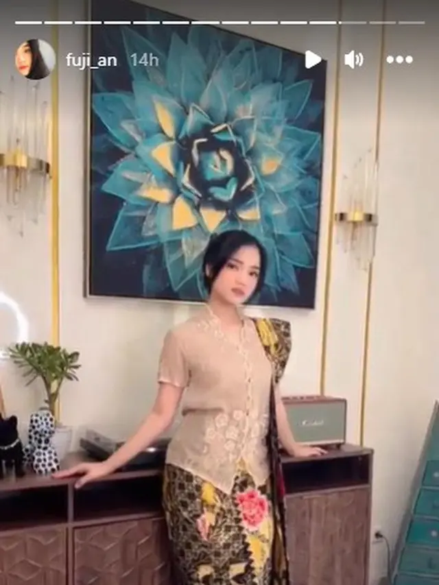 6 Potret Fuji di Acara Tedak Siten Baby Ameena, Bak Putri Keraton