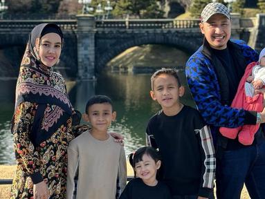 Dalam akun Instagram pribadinya, Kartika Putri sering mengunggah foto bersama keluarga kecilnya. Potret harmonis keluarga selebriti ini pun tak lepas dari perhatian netizen. (Liputan6.com/IG/@kartikaputriworld)
