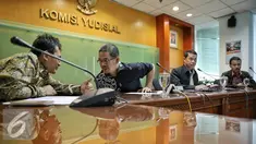 Suasana konferensi pers di Gedung Komisi Yudisial, Jakarta, Kamis (4/2). Komisi Yudisial (KY) kembali menerima usulan calon hakim agung Tahun 2016 untuk pengisian kekosongan jabatan hakim agung sejumlah 8 orang. (Liputan6.com/Faizal Fanani)
