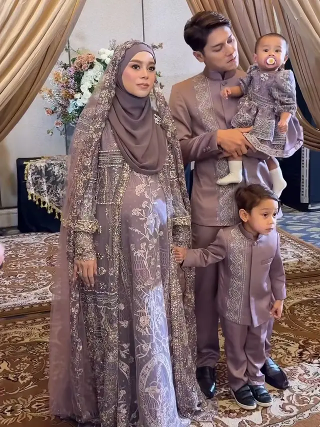 Lesti Kejora saat Tujuh Bulanan Sekaligus Gender Reveal kompak mengenakan busana warna senada dengan keluarga. [@ayungberinda]