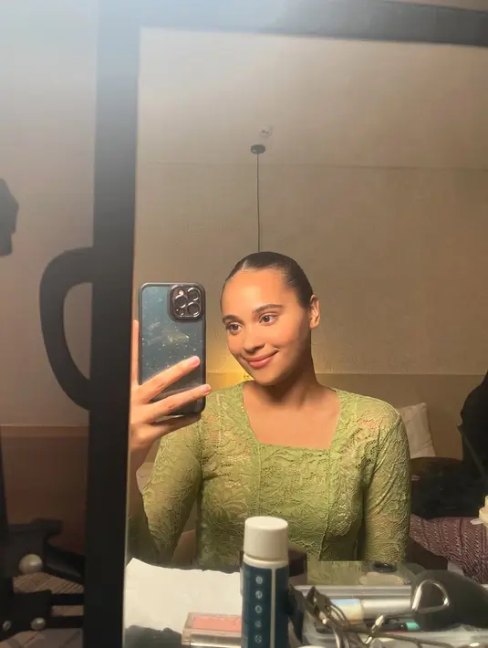 Aurora juga tampil menawan dengan kebaya Bali berwarna hijau muda berbahan brokat transparan dengan motif renda yang anggun. Penampilannya semakin cantik dengan tatanan rambut rapi yang disisir ke belakang, serta riasan wajah yang natural. (Liputan6.com/IG/@auroraribero)
