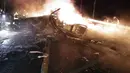 Petugas pemadam berada di lokasi jatuhnya helikopter Apache milik Amerika Serikat di Wonju , Korea Selatan , Senin (23/11). Petugas kepolisian setempat menyebutkan bahwa kecelakaan ini menewaskan seorang pilot dan seorang kru pesawat. (AFP PHOTO/YONHAP)