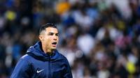 Cristiano Ronaldo saat melakukan pemanasan sebelum masuk sebagai pemain pengganti saat Al Nassr menghadapi Damak FC di Prince Sultan bin Abdulaziz Sports City Stadium, Sabtu (6/4/2024) dini hari WIB. (Mohammed ALSHEHRI / AFP)