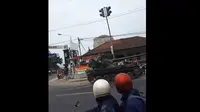 Tangkapan layar video tank TNI AD tabrak kendaraan dan gerobak di Kabupaten Bandung Barat. (Liputan6.com/Huyogo Simbolon)