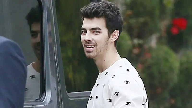 joe-jonas-131220c.jpg