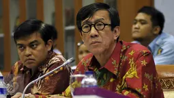 Menkumham Yasonna Laoly menyimak keterangan Baleg DPR saat rapat koordinasi membahas penetapan Prolegnas RUU Prioritas 2016 dan Perubahan Prolegnas RUU 2015-2019, Jakarta, Senin (25/1/2016). (Liputan6.com/Johan Tallo)