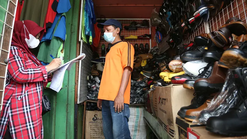 Pendataan pedangan di Tempat Penampungan Sementara (TPS) Pasar Turi Surabaya. (Dian Kurniawan/Liputan6.com)