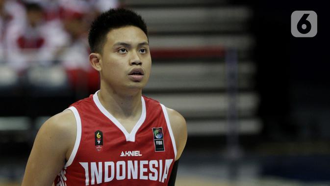 Pebasket Indonesia, Andakara Prastawa, saat melawan Thailand pada SEA Games 2019 di Mall Of Asia Arena, Manila, Filipina, Rabu (4/12/2019). Indonesia kalah 76-98 dari Thailand. (Bola.com/M Iqbal Ichsan)