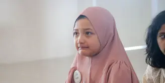 Arsy Hermansyah menangis di hari terakhir ikut pesantren kilat. Selama empat hari putri Anang Hermansyah dan Ashanty itu tinggal jauh dari orang tua. Momen  Arsy tak kuasa menahan air mata. [Instagram/queenarsy]