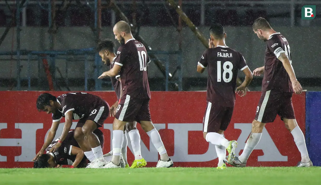Sejumlah pemain PSM Makassar merayakan gol pertama ke gawang PSS Sleman yang dicetak oleh Abdul Rahman (kiri) dalam laga pekan ke-12 BRI Liga 1 2021/2022 di Stadion Manahan, Solo, Kamis (18/11/2021). (Bola.com/Bagaskara Lazuardi)