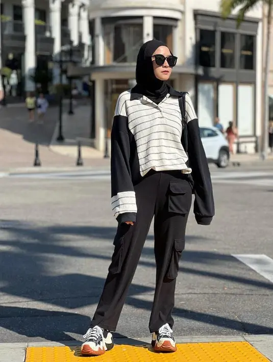 Kali ini, Zaskia tampil bergaya ala cewek mamba memadukan sweatshirt, long pants, hijab, dan sneakers serba monokrom. (Instagram/zaskiadyamecca).