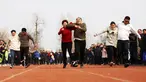 Para petani berpartisipasi dalam perlombaan kaki tiga di Yaogou, Sihong, Suqian, Provinsi Jiangsu, China, 27 Desember 2020. Rangkaian perlombaan seru diadakan setiap tahun sejak 2018 di Yaogou menjelang Tahun Baru. (Xinhua/Xu Changliang)