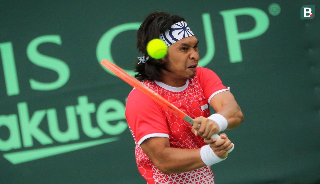 Petenis kedua Indonesia yang mampu merengkuh gelar di turnamen Grand Slam tersebut akhirnya mampu menutup set kedua dengan skor 6-1 sekaligus membawa Indonesia unggul sementara 2-0 atas Venezuela. (Bola.com/Bagaskara Lazuardi)