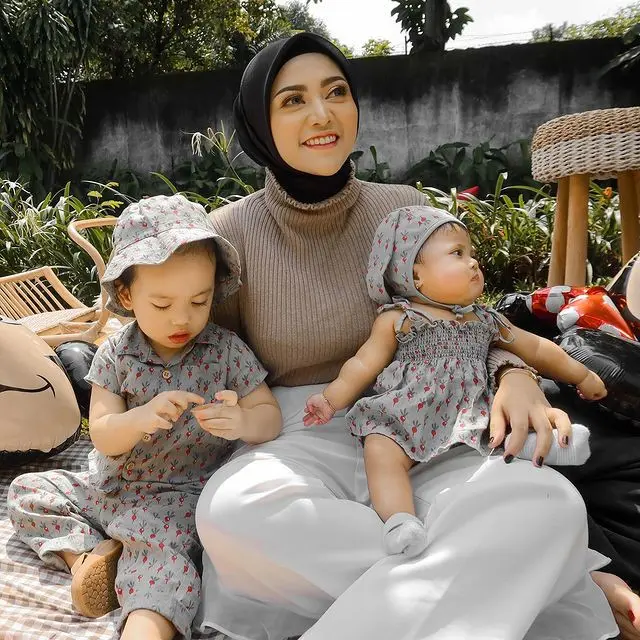 7 Momen Rachel Vennya saat Asuh Kedua Buah Hatinya