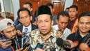 Wakil Ketua DPR RI Fahri Hamzah memberikan keterangan usai menjalani proses mediasi dengan PKS di PN Jakarta Selatan, Selasa (3/5). Fahri Hamzah menggugat PKS atas keputusan pemecatan dirinya dari segala jenjang organisasi. (Liputan6.com/Yoppy Renato)