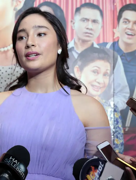 Bermain dalam film Sweet 20, Tatjana mengaku sangat senang. Lantaran dalam film itu, ia mendapatkan kesempatan bermain dengan para aktor dan aktris senior seperti Slamet Rahardjo, Widyawati, Niniek L Kariem, (Deki Prayoga/Bintang.com)