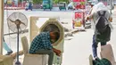 Seorang pria duduk di depan pendingin air di stasiun pendingin pinggir jalan yang didirikan oleh pemerintah untuk memberikan bantuan bagi masyarakat dari panas terik musim panas di New Delhi, India, Rabu 20 Mei 2026. (AP Photo/Manish Swarup)