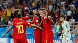Pemain timnas Belgia, Nacer Chadli dan rekan setimnya merayakan gol ke gawang Jepang, pada 16 besar Piala Dunia 2018 di Rostov Arena, Selasa (3/7). Belgia melaju ke perempat final setelah meraih kemenangan dramatis 3-2 atas Jepang. (AP/Rebecca Blackwell)
