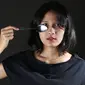 Hilangkan mata panda dengan sendok dingin. (Daniel Kampua/Bintang.com)