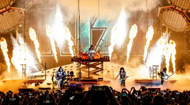 Penampilan band heavy metal KISS dalam tur dunia bertajuk 'End of the Road' di Riverbend Music Center, Cincinnati, Ohio, Amerika Serikat, Kamis (29/8/2019). KISS menggebrak panggung Riverbend Music Center dalam tur perpisahan band tersebut. (Photo by Amy Harris/Invision/AP)