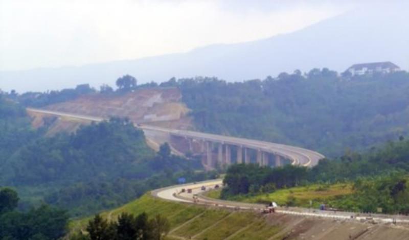 Jembatan Lemah ireng dengan panjang hampir satu kilometer menyeberangi jurang berkedalaman puluhan meter dan berkelok-kelok. (foto : Liputan6.com/edhie prayitno ige)