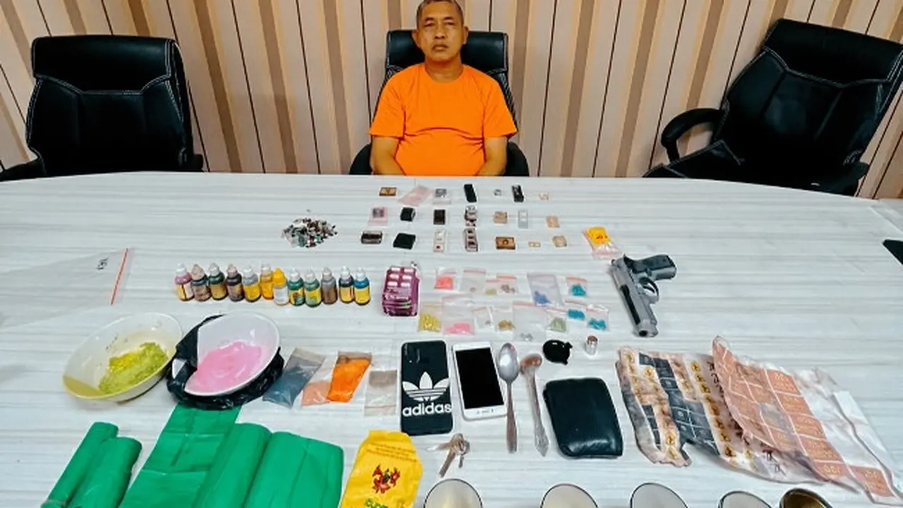 Tersangka home indsutry ekstasi yang ditangkap Polresta Pekanbaru di Jalan Pangeran Hidayat.