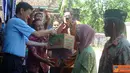 Citizen6, Ponorogo: Ridwan S. Hardjono memberikan bantuan secara simbolis. (Pengirim: Aprilia)