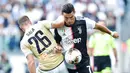 Striker Juventus, Cristiano Ronaldo, berebut bola dengan pemain SPAL, Jacopo Sala, pada laga Serie A di Stadion Allianz, Sabtu (28/9). Juventus menang 2-0 atas SPAL.  (AP/Alessandro Di Marco)
