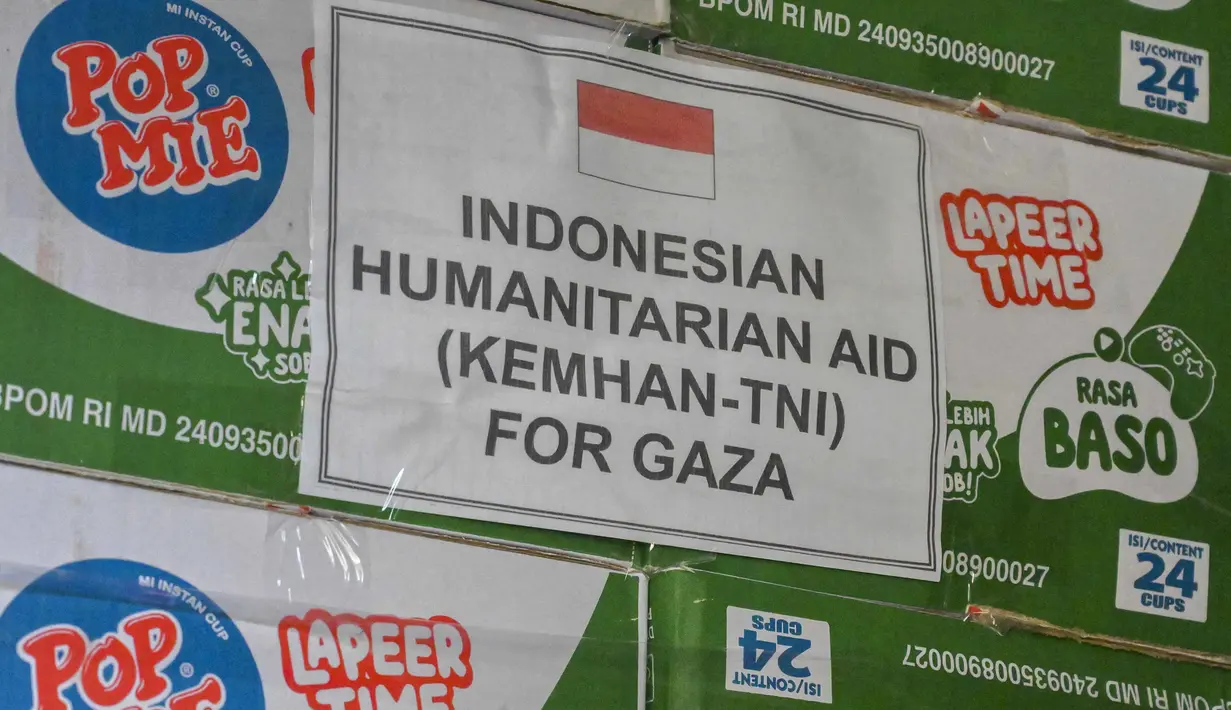 Indonesia mengirim 800 ton bantuan logistik untuk warga Gaza lewat misi airdrop atau melalui jalur udara dengan menggunakan parasut. (BAY ISMOYO/AFP)