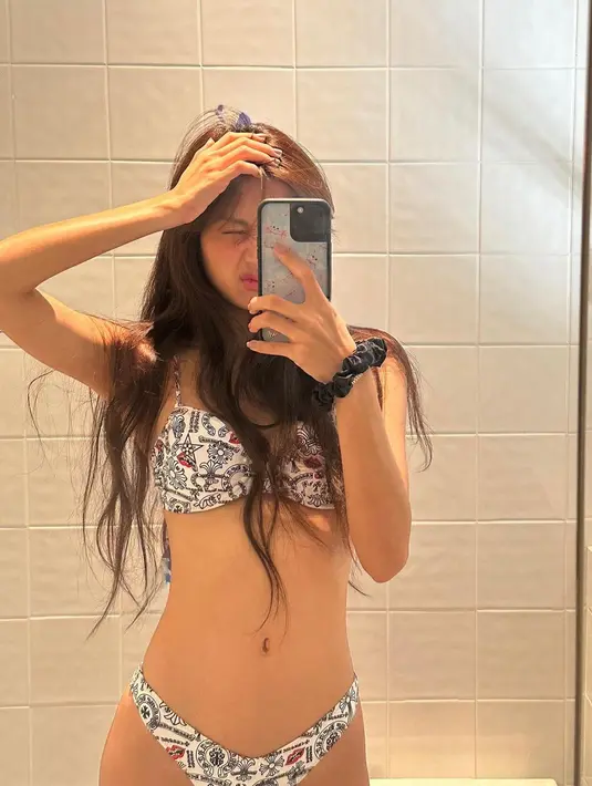 Di baliknya, terdapat bikini set dengan motif penuh dari Chrome Hearts. [Instagram/lalalalisa_
