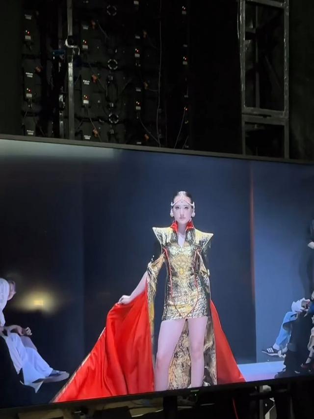 7 Potret Laura Moane di Catwalk JF3, Tampil Menyala dengan Busana Emas