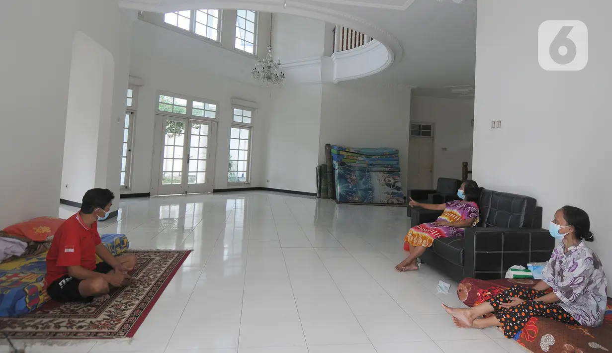 Aktivitas warga positif Covid-19 tanpa gejala yang menjalani isolasi mandiri di sebuah rumah mewah di Jalan MPR 1, Cilandak, Jakarta, Rabu (7/7/2021). Mereka yang menjalani isolasi mandiri di rumah mewah itu mendapatkan bantuan kebutuhan sehari-hari dari warga sekitar. (merdeka.com/Arie Basuki)